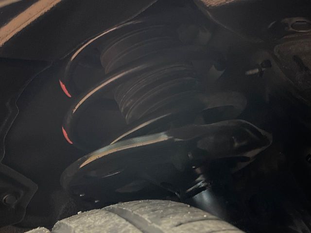 お車を安心してお乗りいただく為には、足回りの定期点検が欠かせません。サービスサポート（有償保証）では無料点検もご提供しており、安心のカーライフをお過ごしいただけるサポート体制が整っています。