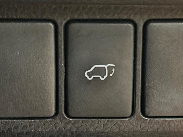 【パワーバックドア】スマートキーや運転席のボタンを押すだけでリアゲートが自動で開閉します！荷物を持っている時や、高い位置にあるバックドアを閉める際に便利な機能です♪