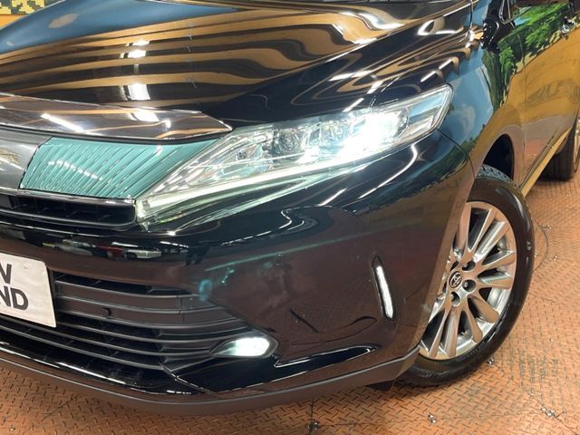 【LEDヘッドライト】悪天候や夜間走行時も良好な視界を確保し安心して運転できる高輝度LEDヘッドライトを装備！点灯速度が早く、消費電力も抑えられています。