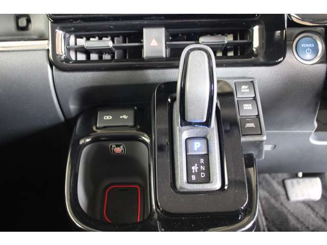 ジョイスティックタイプのセレクターレバーで簡単操作で運転もラクラクできます！