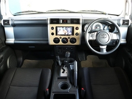 FJクルーザー特有の、水平基調の直線的なインテリア！