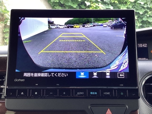 ガイド線表示機能付きのバックカメラで、バックでの車庫入れも安心です。