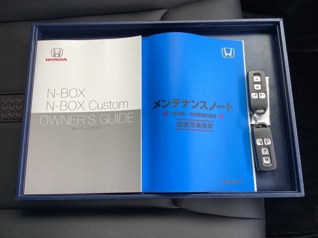 メンテナンスノート【点検整備記録簿・保証書】、取説も揃ってます。スマートキーはバッグなどにしまったままボタン操作でエンジンの始動・停止ができて大変便利です。