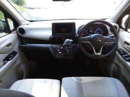 シフトレバーをダッシュパネルセンターに装備。運転席、助手席の足元すっきり！