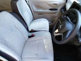 大きなベンチシートで足元もヒロビロ■大型シートで座り心地は快適♪中央にはアームレストが付いてゆったりドライブ♪　シートヒーター（運転席＆助手席）装備(*^-^*)