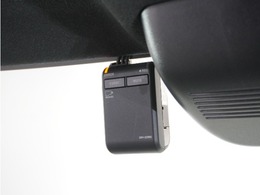 ◆ドライブレコーダー◆映像・音声などを記録する自動車用の装置です。　もしもの事故の際の記録はもちろん、旅行の際の思い出としてドライブの映像を楽しむことができます。