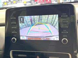 【バックカメラ】駐車時に後方がリアルタイム映像で確認できます。大型商業施設や立体駐車場での駐車時や、夜間のバック時に大活躍！運転スキルに関わらず、今や必須となった装備のひとつです！
