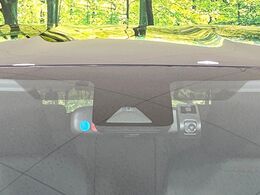 【トヨタセーフティセンス】走行中に前方の車両等を認識し、衝突しそうな時は警報とブレーキで衝突回避と被害軽減をアシスト。より安全にドライブをお楽しみいただけます。