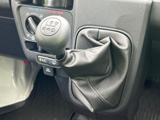 WECARSの展示場では実際に見て、触ってお車をお選びいただけます！知識の豊富な営業スタッフが様々なカーライフをご提案いたします！