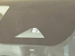 【エマージェンシーブレーキ】走行中に前方の車両等を認識し、衝突しそうな時は警報とブレーキで衝突回避と被害軽減をアシスト。より安全にドライブをお楽しみいただけます。