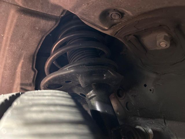 お車を安心してお乗りいただく為には、足回りの定期点検が欠かせません。サービスサポート（有償保証）では無料点検もご提供しており、安心のカーライフをお過ごしいただけるサポート体制が整っています。