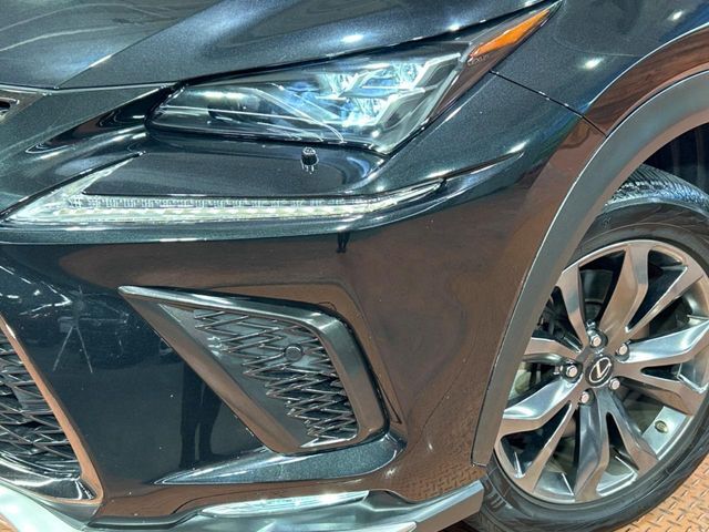 【LEDヘッドライト】悪天候や夜間走行時も良好な視界を確保し安心して運転できる高輝度LEDヘッドライトを装備！点灯速度が早く、消費電力も抑えられています。