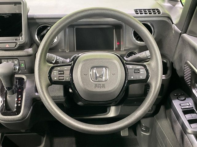 【ステアリングスイッチ】運転中、前方から目線をそらすことなく、オーディオ等の操作が可能な便利機能！安心＆快適なドライブを演出してくれます♪