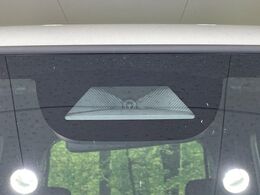 【ホンダセンシング】走行中に前方の車両等を認識し、衝突しそうな時は警報とブレーキで衝突回避と被害軽減をアシスト。より安全にドライブをお楽しみいただけます。