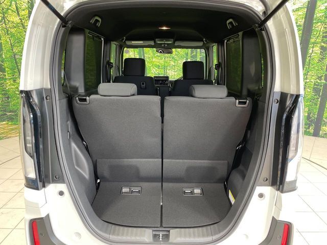 普段のお買い物や通勤、送迎等に十分な荷室スペースを確保しております。セカンドシートを倒すと、大きな荷物の積載も可能です♪