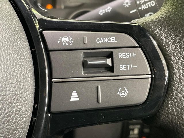 【アダプティブクルーズコントロール】高速道路での長距離走行が楽に！！自動で速度を保つクルーズコントロールが、衝突軽減システムと連携し、前方の車両を感知して車間を保つように速度調節してくれます！！