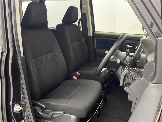 【運転席】座り心地が良いシートなので長時間の運転でも快適にお過ごしいただけます。新品のフロアマットのご注文も可能です。掲載箇所以外にご希望の写真がございましたらお気軽にお問い合わせ下さい。