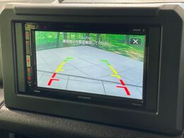 【バックカメラ】駐車時に後方がリアルタイム映像で確認できます。大型商業施設や立体駐車場での駐車時や、夜間のバック時に大活躍！運転スキルに関わらず、今や必須となった装備のひとつです！