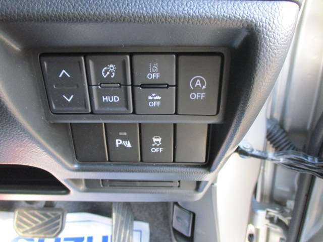 各種ボタン類/マイルドハイブリッド搭載車。アイドリングストップOFFやセーフティーサポートのOFFボタンがございます
