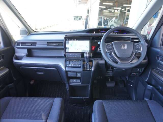 視界広々で非常に運転しやすくロングドライブでも疲れを感じさせないすっきりとまとまったインパネ周りです。