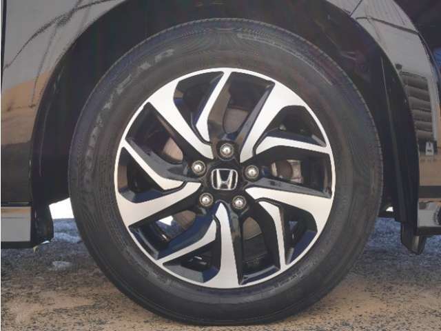 アルミホイール装着車です！これで足元まわりもおしゃれにきまります！