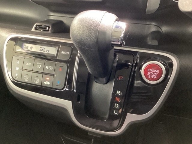 インパネシフトを採用しているので、前席の足元も広々としています。運転席と助手席の行き来もスムーズです！