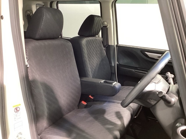 運転席、助手席☆ともに広々としており、ゆとりのある空間となっております♪