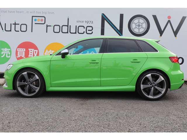 RS3カタログカラーのキャラミグリーンの外装色♪ランボルギーニでも同じ色が採用されている人気のあるカラーリングです。