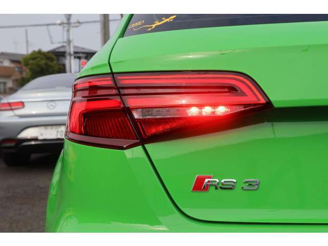 LEDリヤコンビネーションライト、リヤフォグライトを装備しております。明るい光で被可視性が高く、安全運転を叶えます。