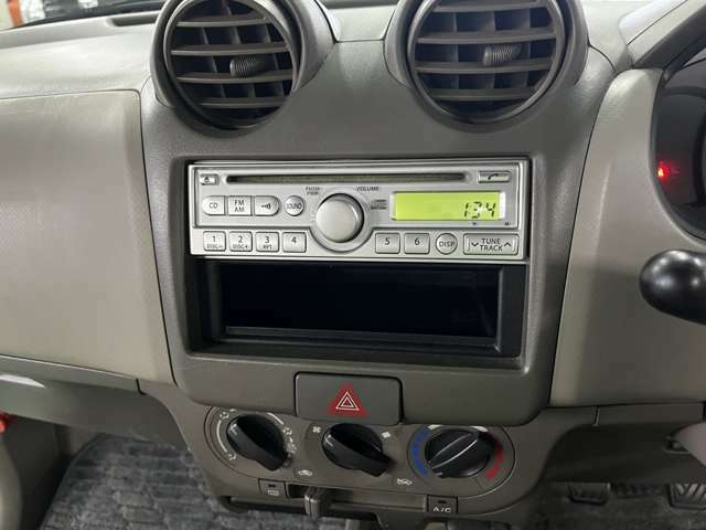 【社外CDオーディオ】　こちらのお車はCDデッキがついてます！音楽を聴いて楽しいドライブはいかがでしょうか？
