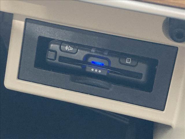 【ETC車載器】を装備しておりますので、ご納車直後からの遠距離ドライブも可能です。土日の利用料金の割引や、朝夕の通行料金を割引料金で高速道路をお楽しみいただけます。