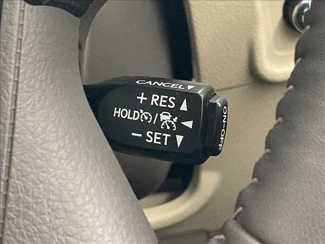 【レーダークルーズコントロール】装備車両です。レーダーやカメラを使って前を走るクルマの状況を検知して速度を調整してくれます。遠距離ドライブの高速道路などでは大活躍で疲労軽減に役立ちます。