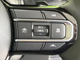 【アダプティブクルーズコントロール】高速道路での長距離走行が楽に！！自動で速度を保つクルーズコントロールが、衝突軽減システムと連携し、前方の車両を感知して車間を保つように速度調節してくれます！！