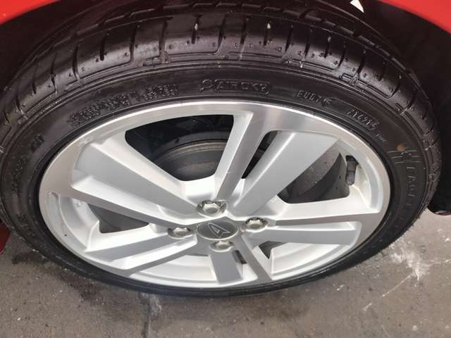 純正アルミホイール装着車！タイヤ残量もまだまだ安心！