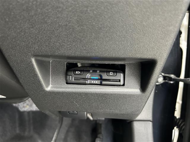 【ETC】有料道路を利用する際に料金所で停止することなく通過できる、ETC車載器（ノンストップ自動料金収受システム機器）が装備されています。セットアップを行うことで利用可能になります。