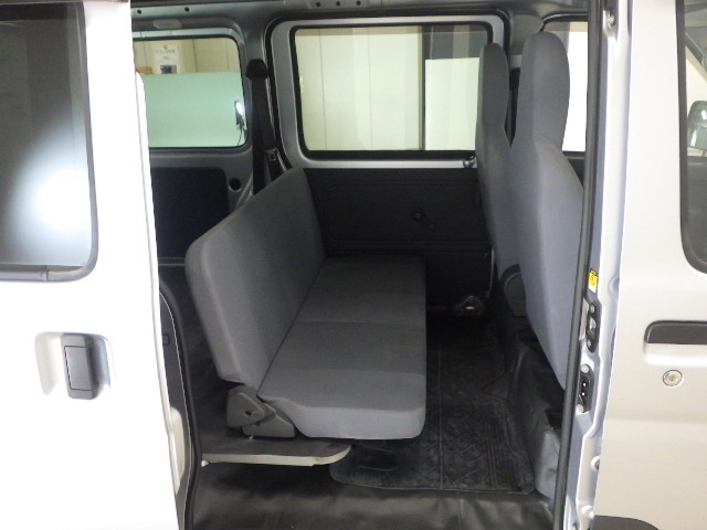 間口部が広くて荷物の積み込みも楽に出来ますね！着脱可能のアシストポール付きで、パネル材や自転車も立てて乗せられます☆