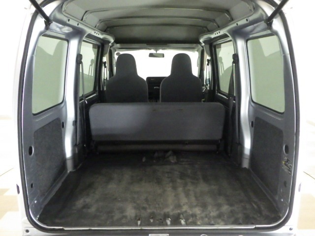 リアシートを倒せば広々荷室の出来上がり♪アレンジ次第でさまざまな荷物が積み込めますよ。