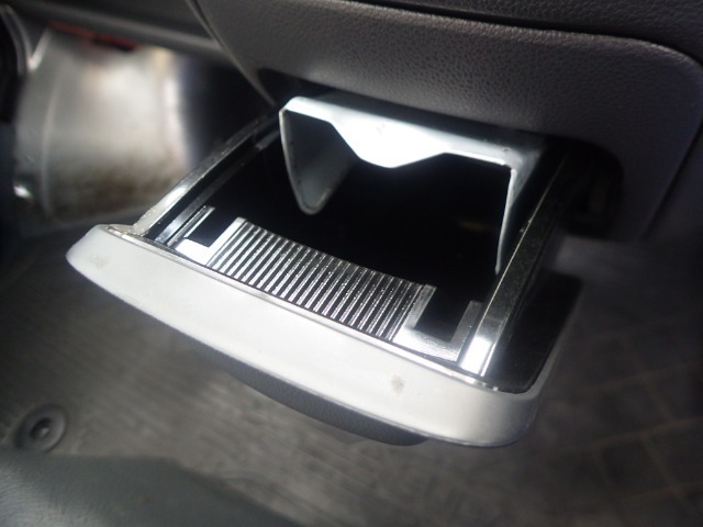 運転席上部には棚があります。中央にはティッシュを逆さまに置けて取りやすい！