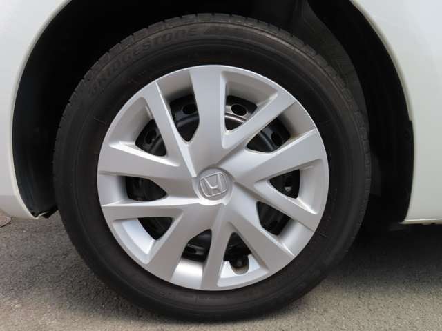 車に良く似合う純正ホイールキャップが装備されています！