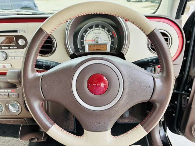 当社は車両販売から自社工場での整備・車検・板金さらには万が一のロードサービスにも対応！現金から分割ローンまで幅広いお支払い！任意保険の専門部署まで完備しており、お客様に安心してご購入いただいております