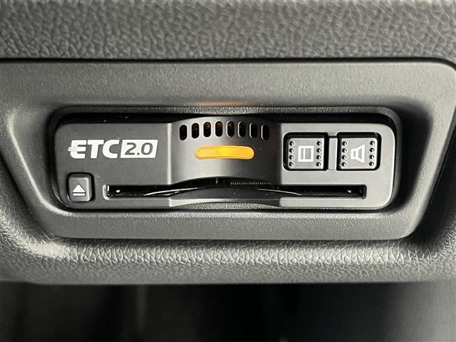 【ETC】有料道路を利用する際に料金所で停止することなく通過できる、ETC車載器（ノンストップ自動料金収受システム機器）が装備されています。セットアップを行うことで利用可能になります。