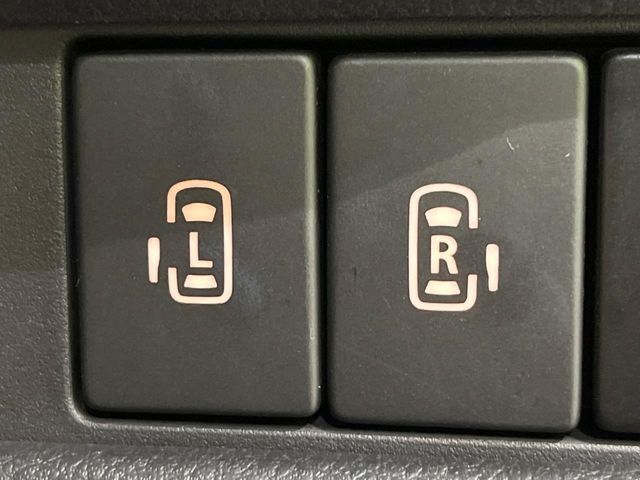 【両側パワースライドドア】スマートキーや運転席のスイッチで後席両側スライドドアの開閉が可能♪電動だから力を入れてドアを開ける必要が無く、小さなお子様でも簡単に開け閉めでき快適です♪