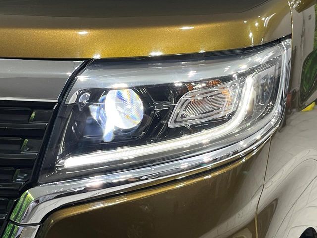 【LEDヘッドライト】悪天候や夜間走行時も良好な視界を確保し安心して運転できる高輝度LEDヘッドライトを装備！点灯速度が早く、消費電力も抑えられています。