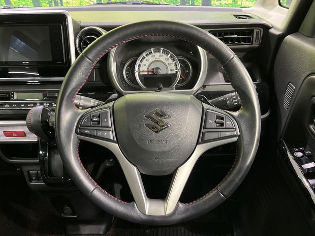 【純正革巻きステアリング】上質な革を使用することで、手にしっかり馴染みとても運転しやすいハンドルです♪