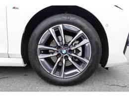【BMWアロイホイール】軽量かつ強度に拘ったアロイホイール。走行性能ポテンシャルを引き出す設計。タイヤのサイドウォールが強化されたランフラットタイヤは、パンク時にタイヤがつぶれてもリムから外れません。