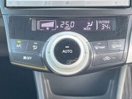 【オートエアコン】一度お好みの温度に設定すれば、車内の温度を検知し風量や温度を自動で調整。暑い…寒い…と何度もスイッチ操作をする必要はありません。快適な車内空間には必須の機能ですね♪