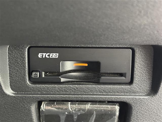 【ETC】有料道路を利用する際に料金所で停止することなく通過できる、ETC車載器（ノンストップ自動料金収受システム機器）が装備されています。セットアップを行うことで利用可能になります。