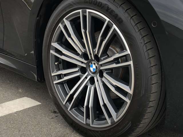 BMW純正19インチホイール。洗練されたデザインで、足元の個性を引き立てます。