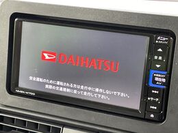 【純正ナビ】人気の純正ナビを装備しております。ナビの使いやすさはもちろん、オーディオ機能も充実！キャンプや旅行はもちろん、通勤や買い物など普段のドライブも楽しくなるはず♪