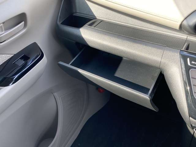 運転席からも助手席からも手が届きやすく、小物などを置いておくのにとても便利♪